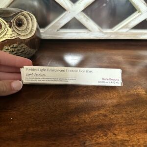 Rare Beauty Positive Light Eye Contour - Light Medium
